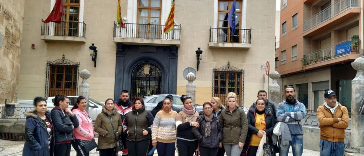 Integrantes de las familias afectadas por los desahucios, delante de la puerta del Ayuntamiento de Callosa de Segura.