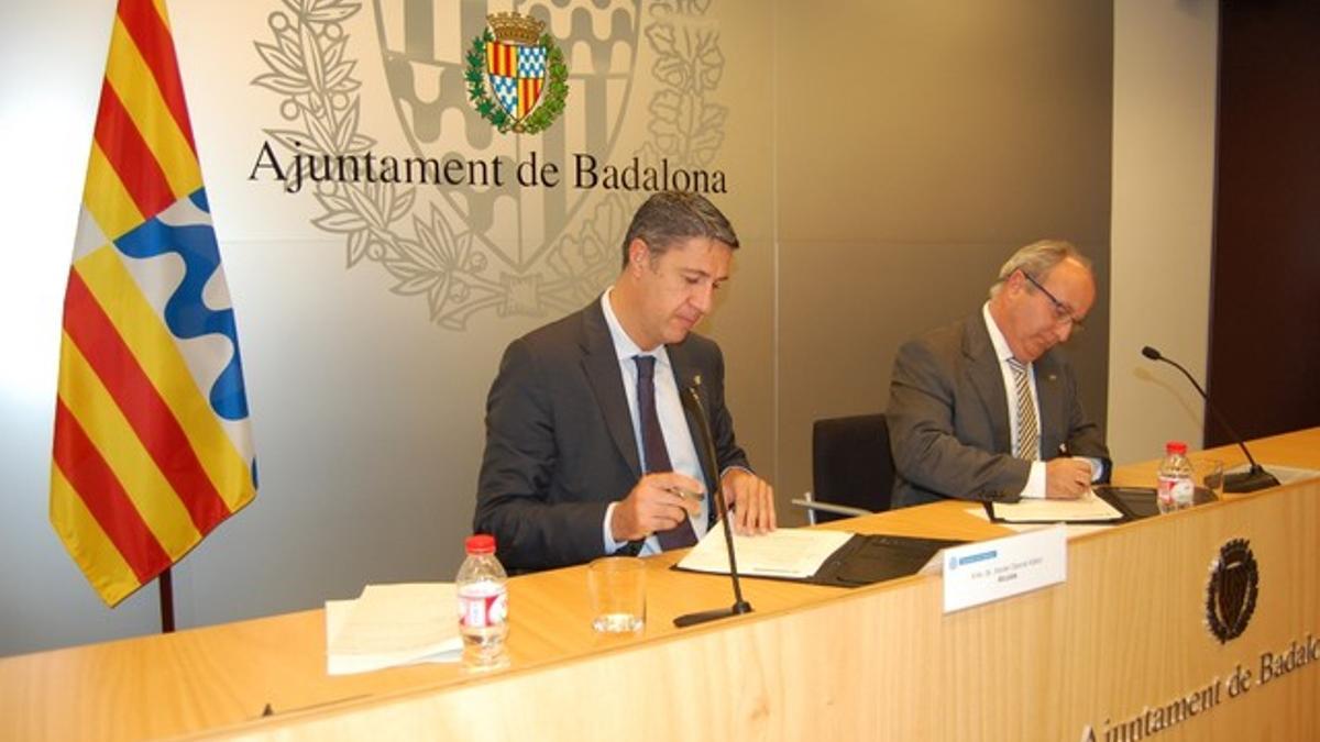 Xavier Garcia Albiol, alcalde de Badalona, con el presidente del Col·legi d'Administradors de Finques de Barcelona-Lleida, Enrique Vendrell.