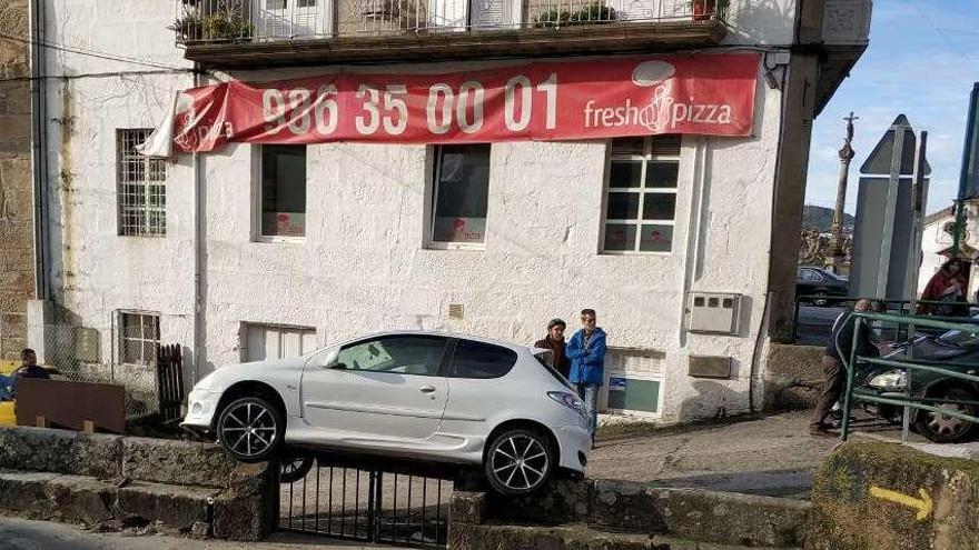 Aterriza sobre un muro tras una colisión en A Ramallosa