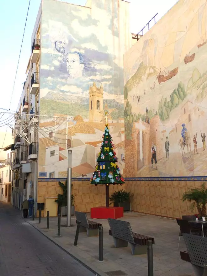 La Navidad llega a Calp: un árbol de 7 metros en en la plaza Manuel Miró