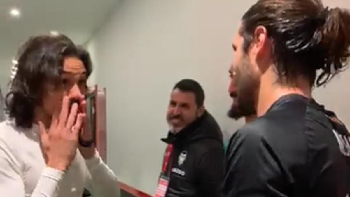 Cavani, hablando con Mariano tras entregarle su camiseta