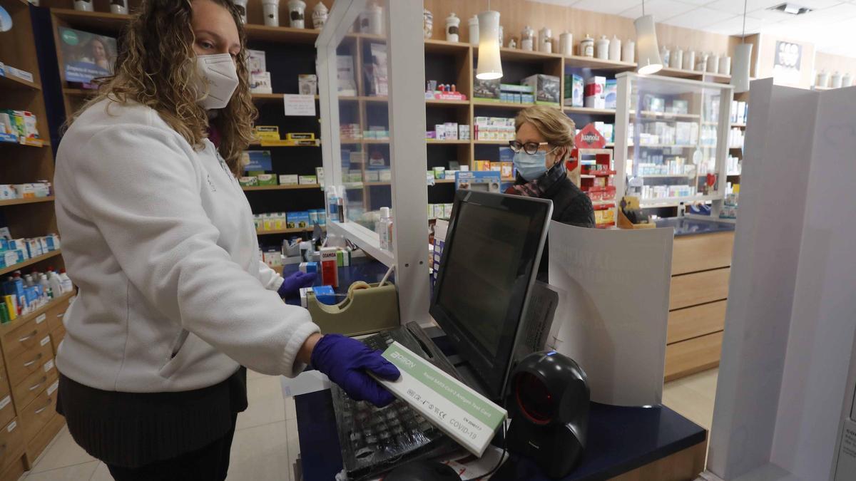 Valencia . Lliria . Una farmacia vende los test de antigenos al nuevo precio regulado por el gobierno de España