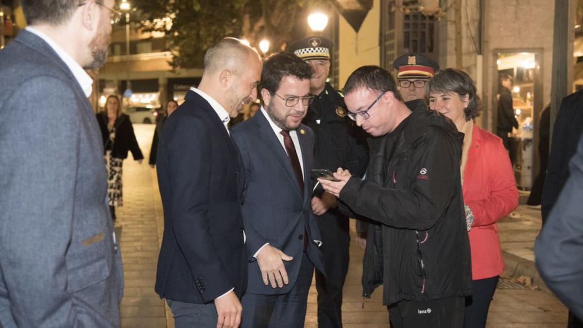 Demanant una foto a Aragonès, que arriba al Kursaal | ALEX GUERRERO