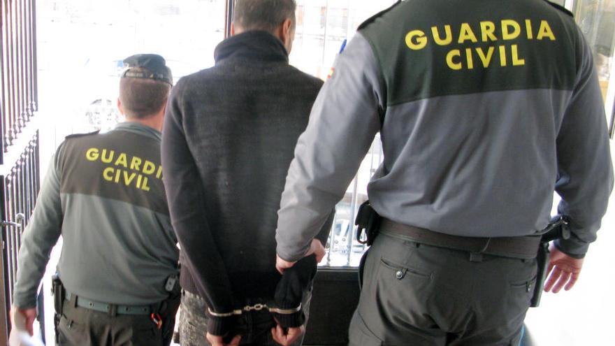 La Guardia Civil arresta a uno de los presuntos delincuentes.