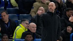 Erik ten Hag, dando instrucciones a los suyos en Stamford Bridge