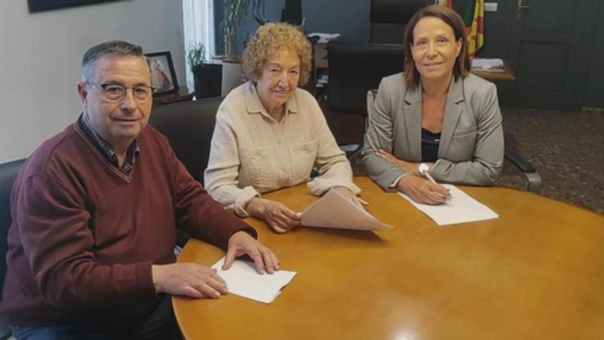 La alcaldesa de Oliva junto a los representantes del Hogar de Personas Jubiladas