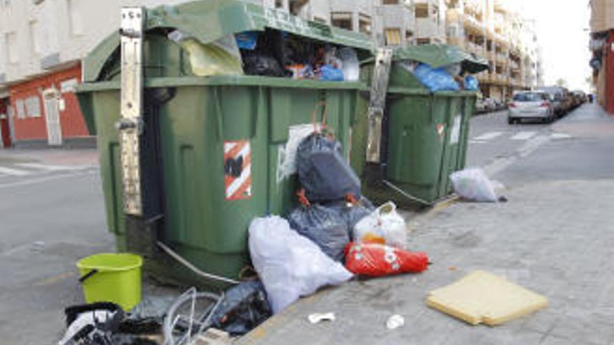 Basura acumulada en la vía pública