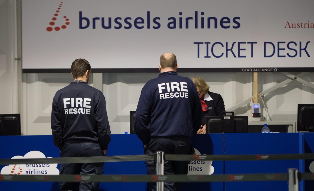 . Zaventem (Belgium), 03/04/2016.- Firemen stand at a ticket desk as operations resume at Brussels Airport in Zaventem, near Brussels, Belgium, 03 April 2016. The airport was reopened after the terror attacks of 22 March, when at least 31 people were killed and hundreds injured in bombs explosions at the departures hall of the airport and at Metro stations in downtown Brussels. Militants of the so-called Islamic State (IS) have claimed responsibility for the attacks. (Bruselas, Bélgica) EFE/EPA/BENOIT DOPPAGNE/POOL