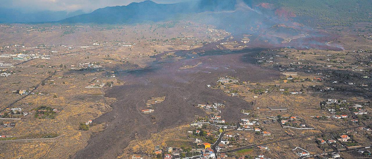 La colada de lava crece en altura y extensión