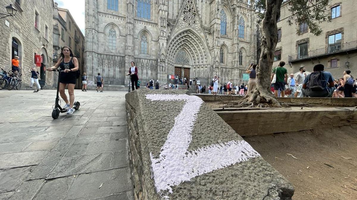 Pintadas con la 'Z' prorusa en la catedral de Barcelona