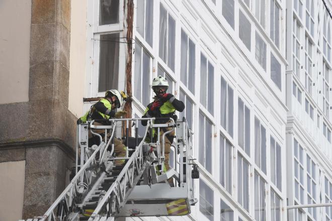 Un desprendimiento en un edificio de la Marina obliga a intervenir a los bomberos y al 092