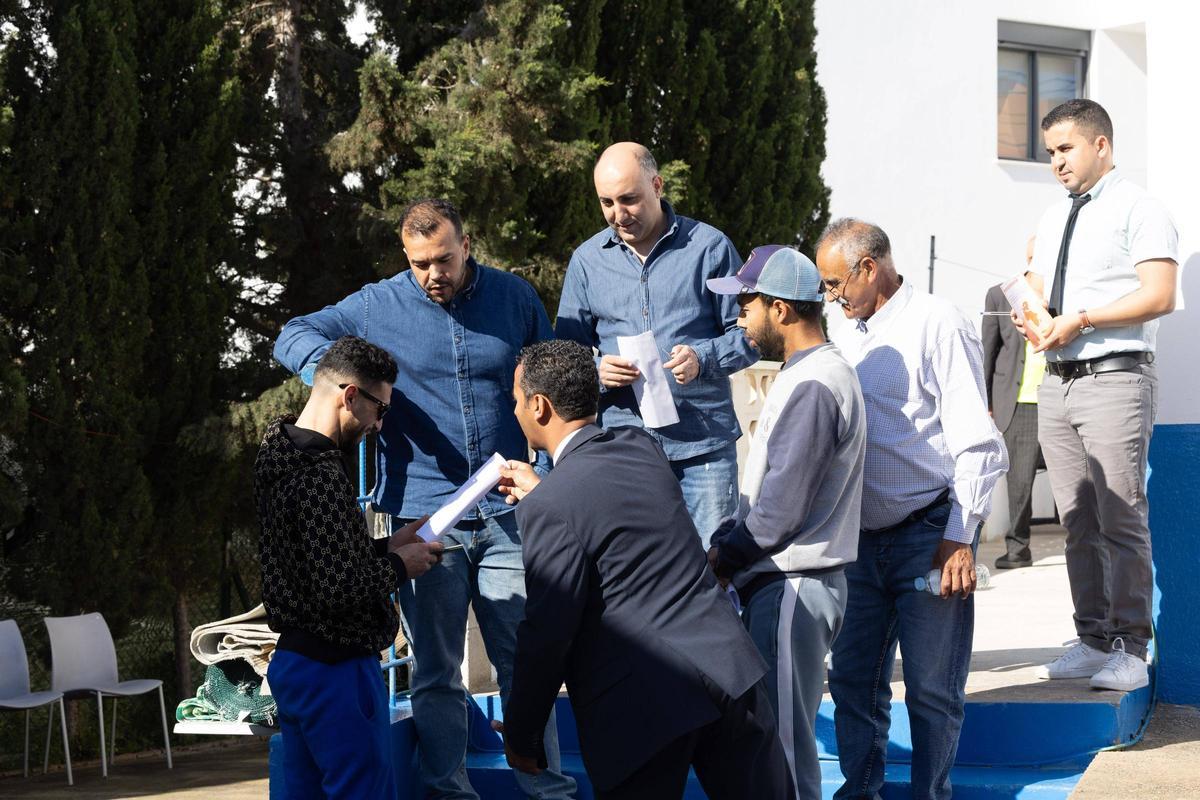Inmigrantes recopilando información en el consulado móvil