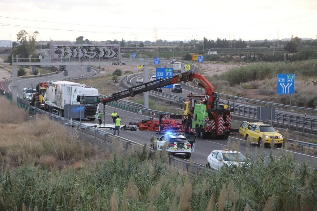 Vuelco de un camión en la AP-7