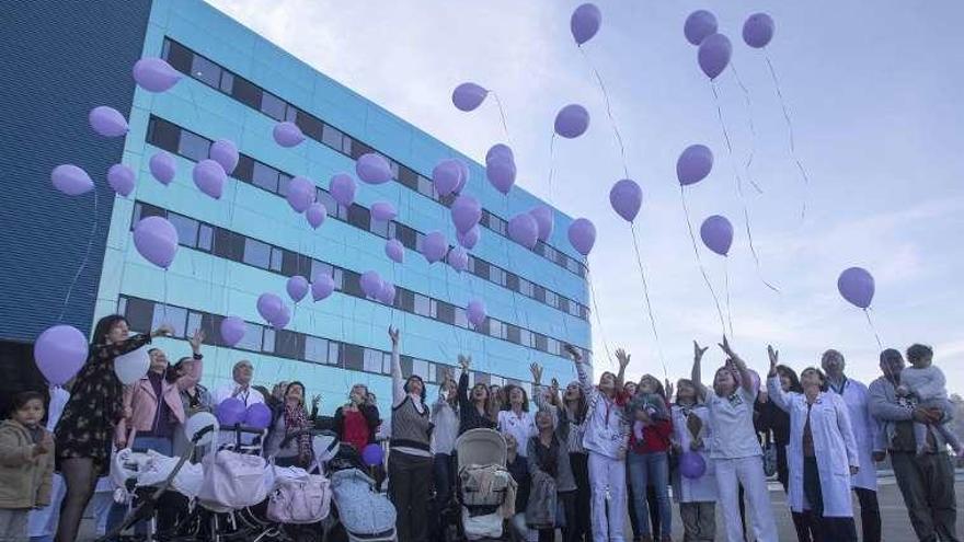 Familias y profesionales sanitarios sueltan globos para conmemorar el Día Mundial del Niño Prematuro. // Cristina Graña