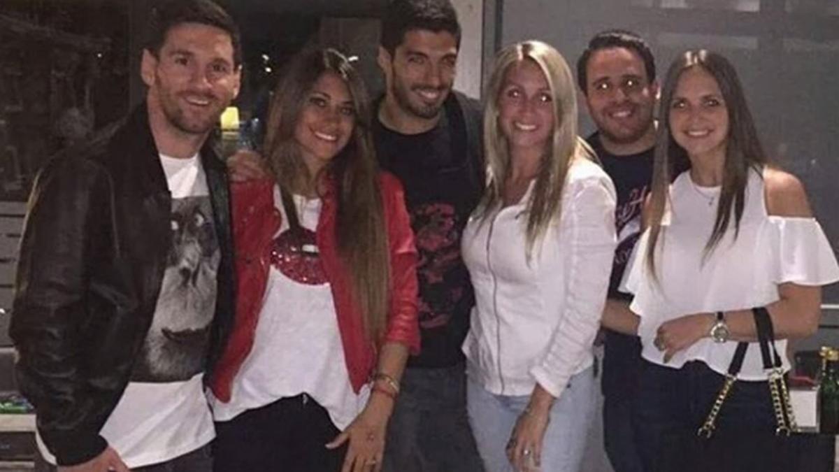 Leo Messi y Luis Suárez junto a Antonella Rocuzzo, Sofía Balbi y unos amigos
