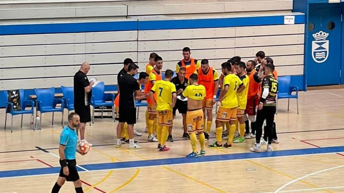 Chema Sánchez da instrucciones a sus jugadores, ayer en Leganés. | Cedida