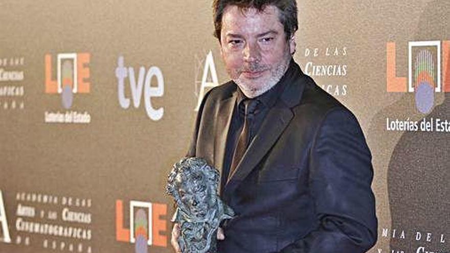 El director Enrique Urbizu con el premio Goya.