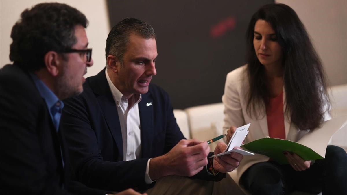 Rocío Monasterio, junto al secretario general de Vox, Javier Ortega, y el líder del partido en Andalucía, Francisco Serrano, el pasado 2 de diciembre, en Sevilla.