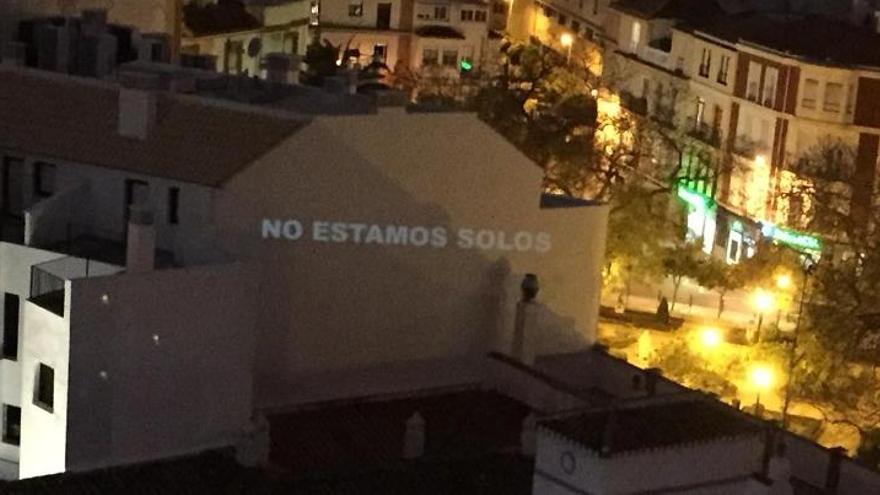 Una de las proyecciones diarias con la frase &#039;No estamos solos&#039;.