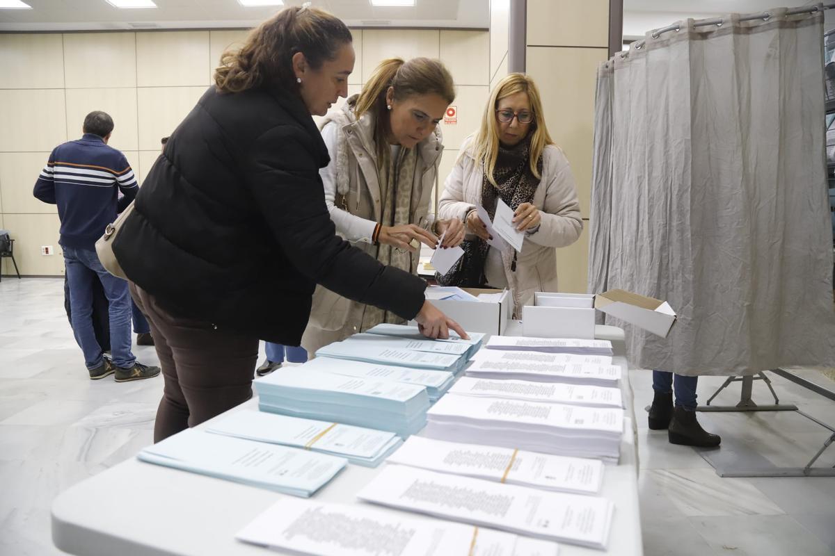 Trabajadoras del Ayuntamiento de Córdoba, en las elecciones sindicales celebradas hoy.