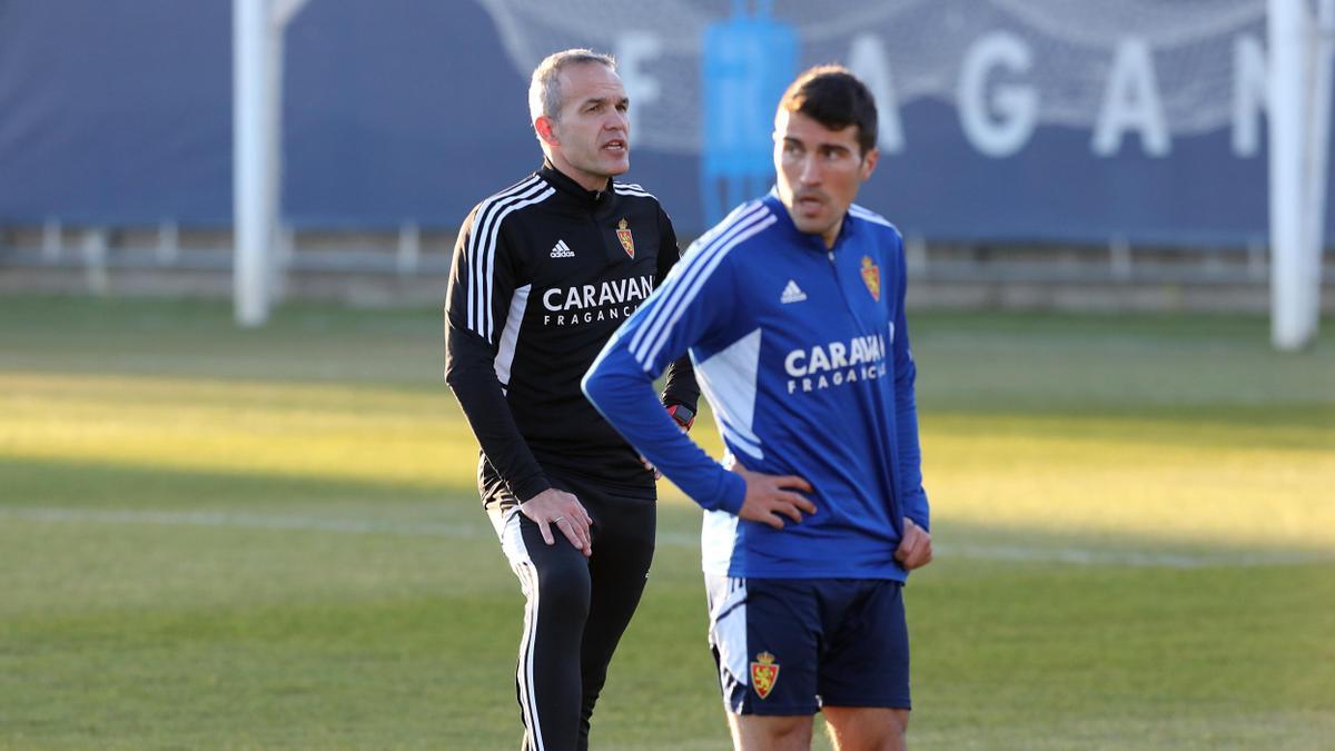 Zapater, por delante de Javi Suárez, ayudante de Escribá, en un entrenamiento.