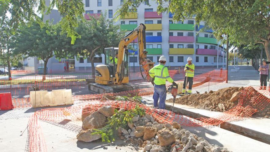 Obras de instalación de la canalización del gas natural, ayer en una calle de Ibiza.