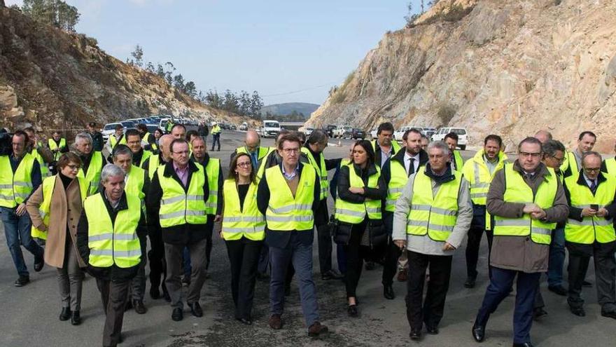 Feijóo y la conselleira de Infraestruturas en una visita en marzo a las obras la autovía de A Costa da Morte.