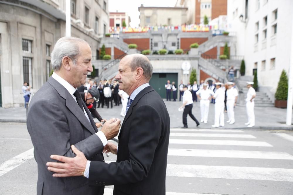 Un encuentro en la costa gijonesas y un homenaje a Alvargonzález