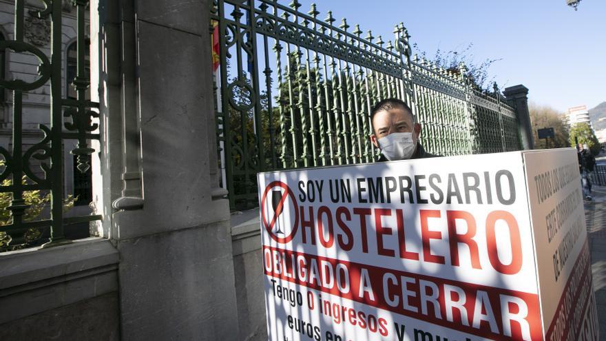 La particular protesta de un hostelero ovetense frente a la Junta General del Principado