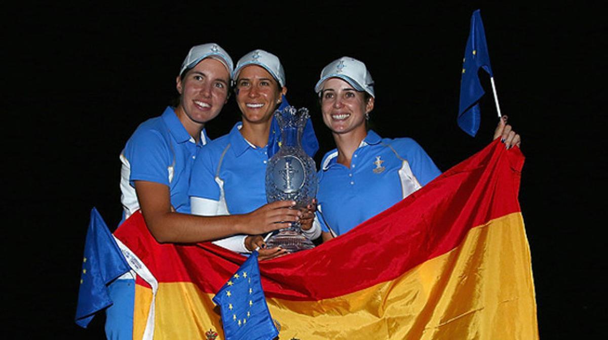 Carlota Ciganda, Azahara Muñoz i Beatriz Recari, amb el trofeu de la Solhiem Cup.