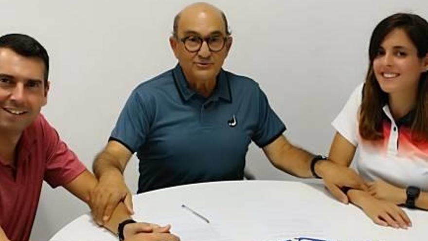 Imagen de la firma del acuerdo de patrocinio entre la Federación de de la Comunidad Valenciana e Ivars Golf.