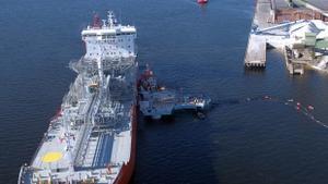 Un barco metanero cargado con  gas natural licuado (GNL).