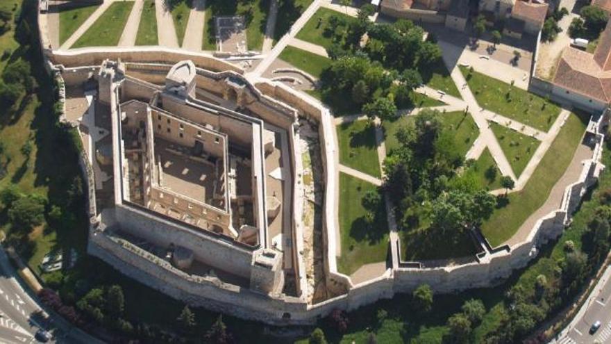 Vista aérea del recinto medieval, donde se aprecian los muros del edificio sin protección.