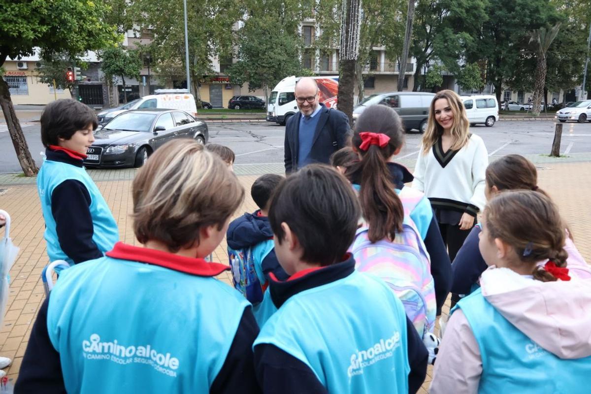 Los concejales Bernardo Jordano y Narci Ruiz, con niños participantes en el servicio 'Camino al cole'.