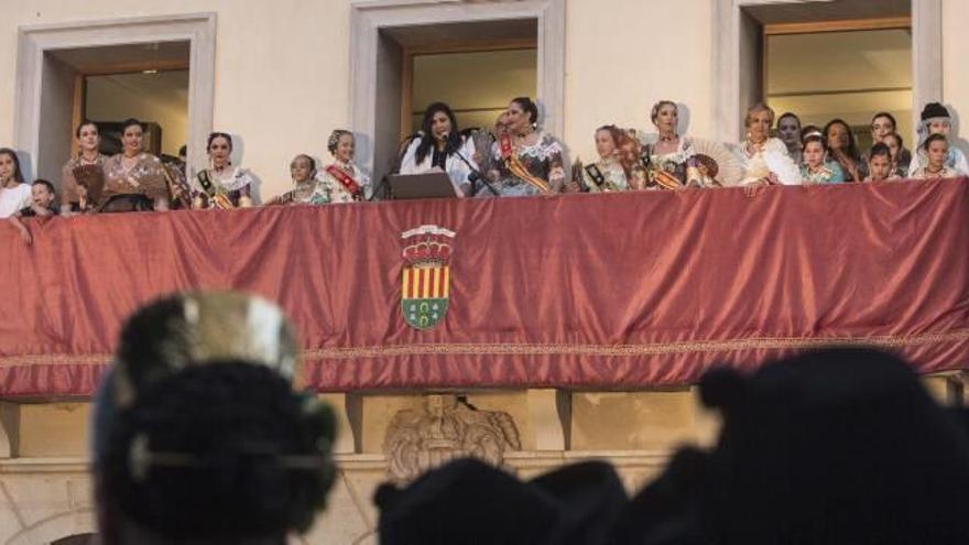 La pregonera desde el balcón del Ayuntamiento junto a las Belleas del Foc y ante la atenta mirada de los festeros congregados.