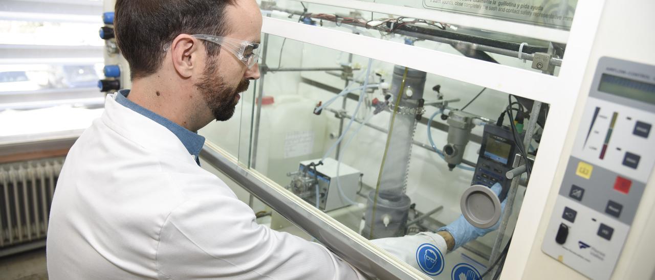 L&#039;investigador Toni Dorado al laboratori on es desenvolupa el projecte de recerca