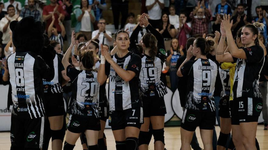 Las jugadoras malagueñas celebran una victoria en el Polideportivo de Carranque. | LA OPINIÓN