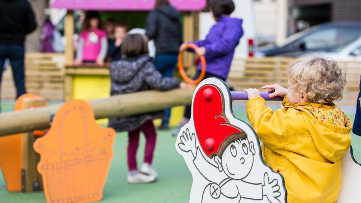 Un niño juega en un parque infantil