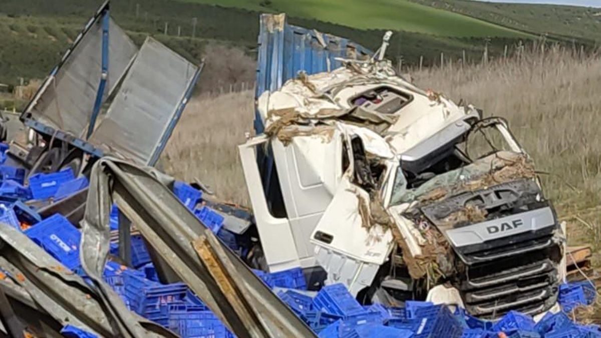 Estado en el que quedó el camión después del accidente en la A-4.