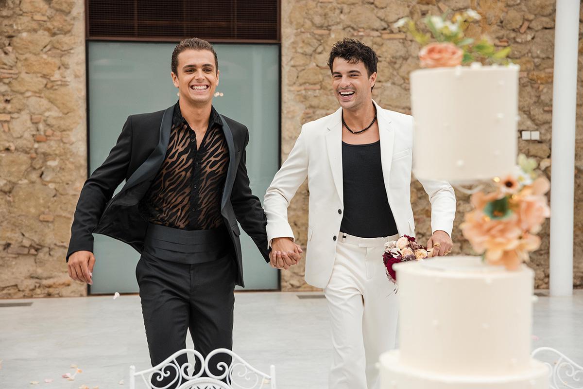 Dos novios, a punto de irse de luna de miel.