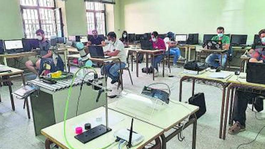 Un momento de los talleres de robótica. | IES Universidad Laboral