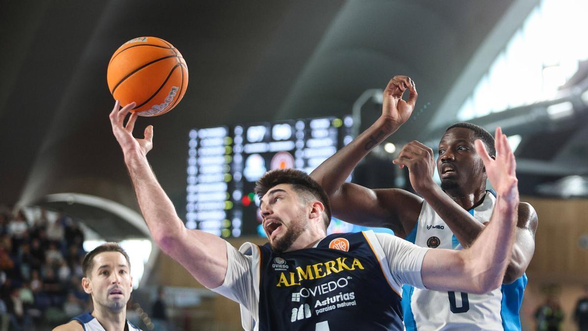 Alonso Faure trata de encestar en el partido del Alimerka Oviedo Baloncesto ante el Gipuzkoa Basket