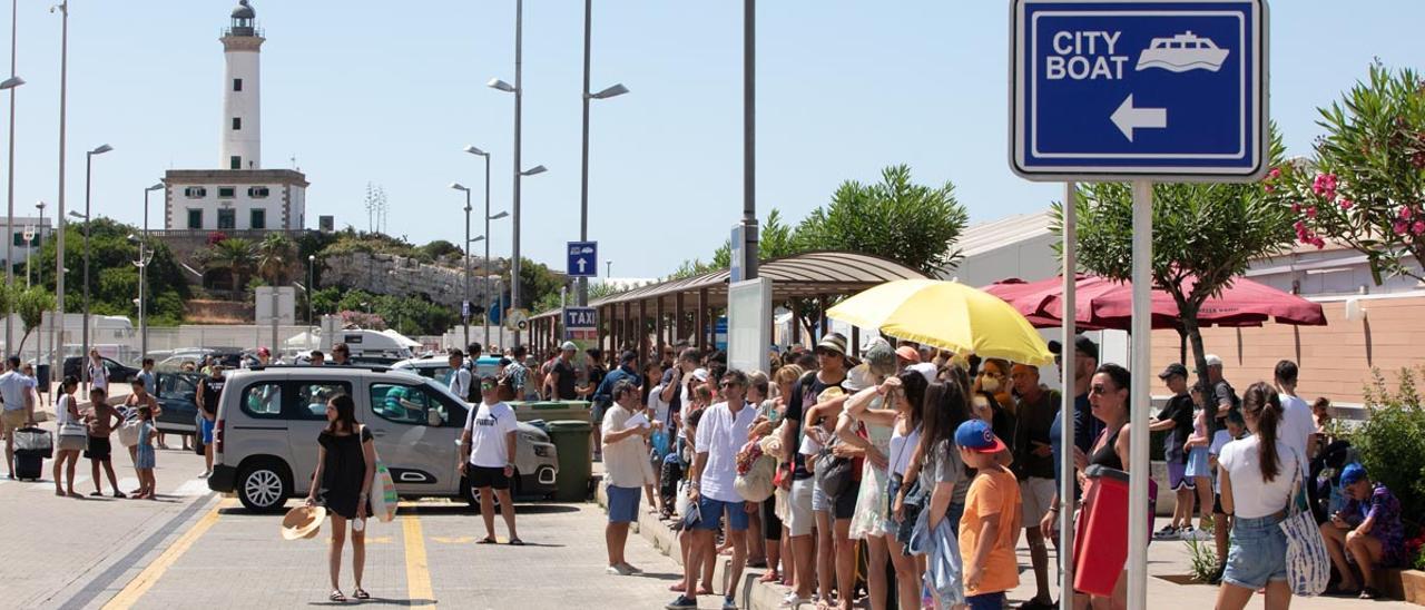 Pasajeros de un crucero esperan un taxi a pleno sol el viernes de la semana pasada.