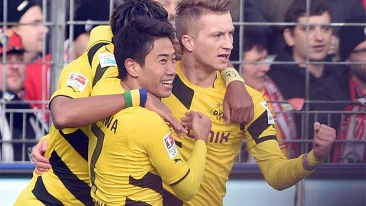 Marco Reus celebra junto a sus compañeros su gol en el duelo entre el Borussia y el Friburgo