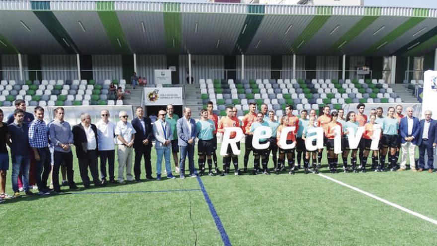 Acto de presentación del patrocinio en el campo federativo de Coia. // FDV