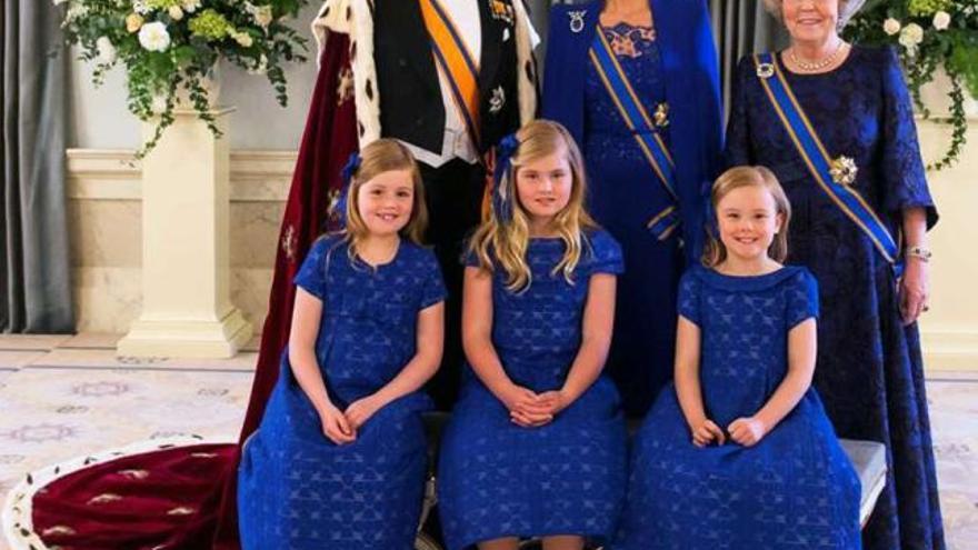 Los nuevos reyes de Holanda junto a sus tres hijas y la princesa Beatriz.  / la opinión