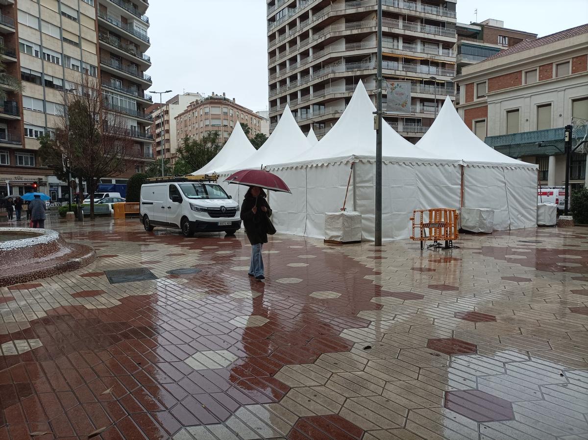Montaje de la carpa de la plaza María Agustina.