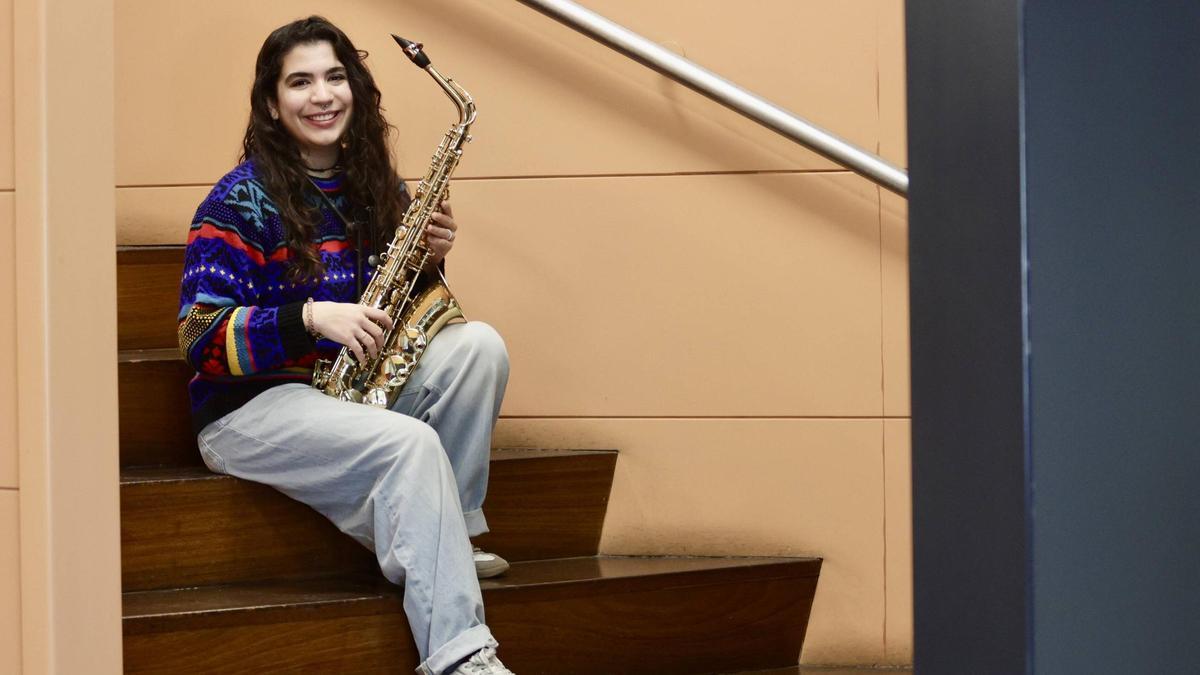 Paula Palencia con su saxofón.