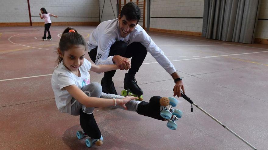 Emily, con Pablo Vasallo, uno de sus entrenadores, hace la figura conocida como cañón en el pabellón de Santa Cruz. |  // VÍCTOR ECHAVE