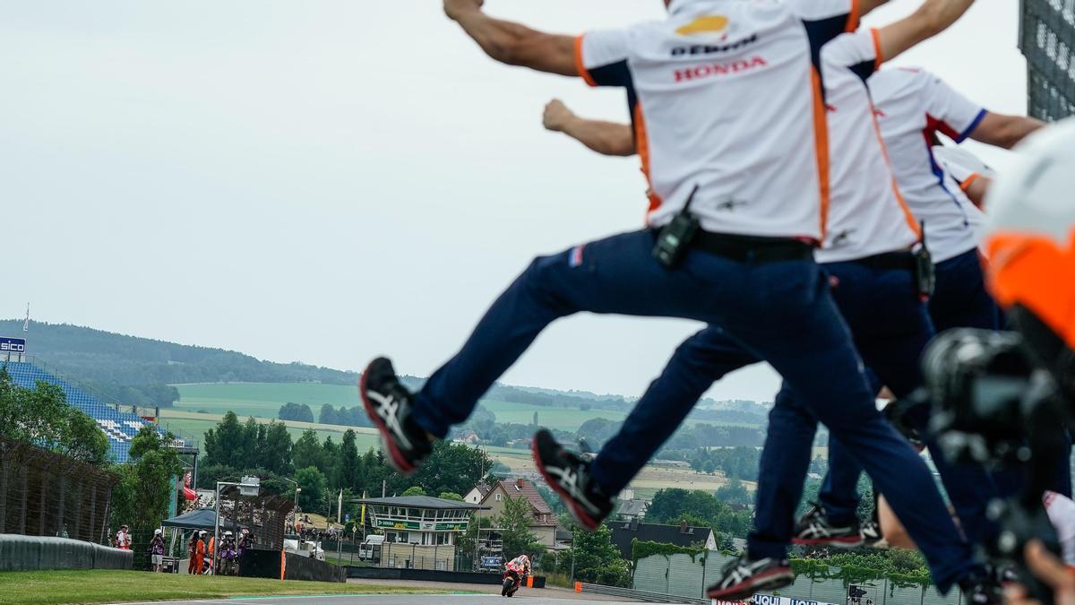 El equipo Repsol Honda se encarama a su muro para recibir a Marc Márquez, vencedor.